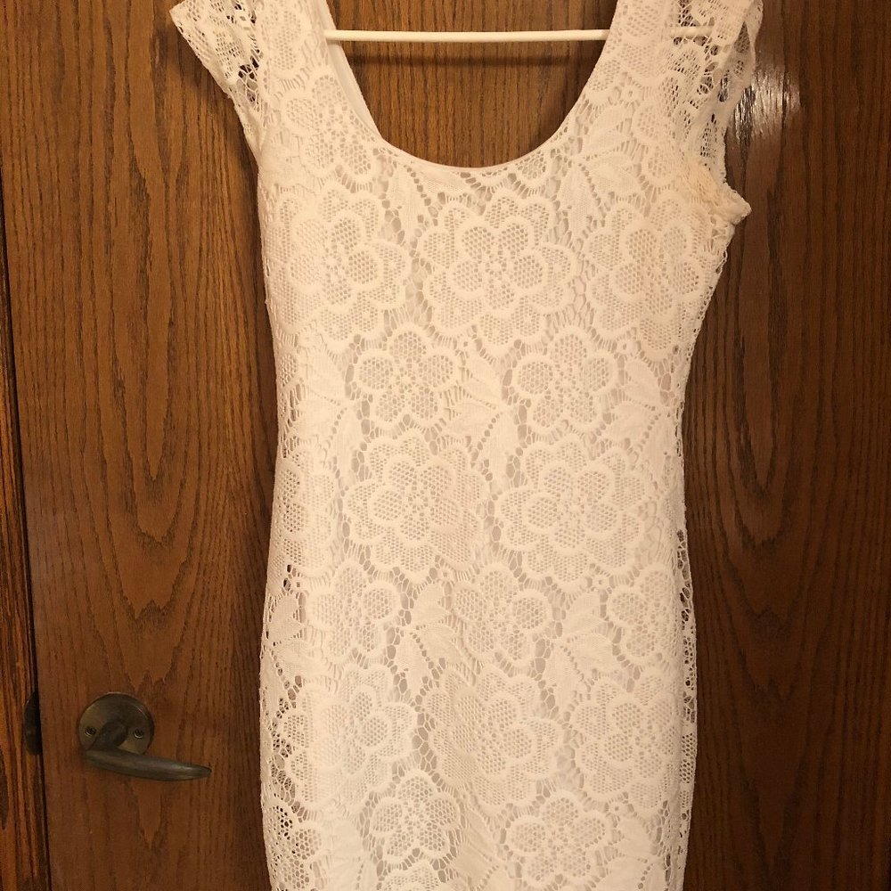 Women white lace curvy dress, with lining